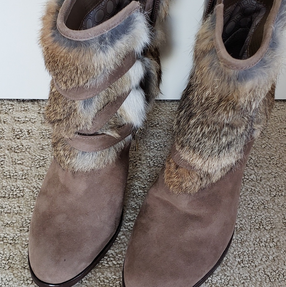 STUNNING/NEVER WORN Louise et Cie fur cuffed boots